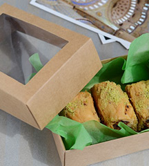 Kraft display boxes with pastries